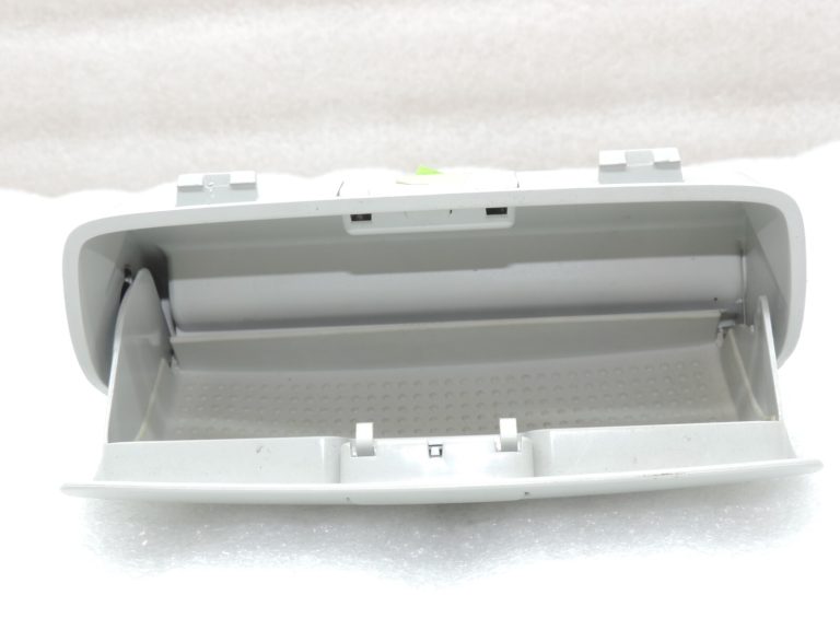 Oriģināls Volkswagen Tiguan 5N Passat B6 Golf 6 stiklu nodalījums 1K0868837G