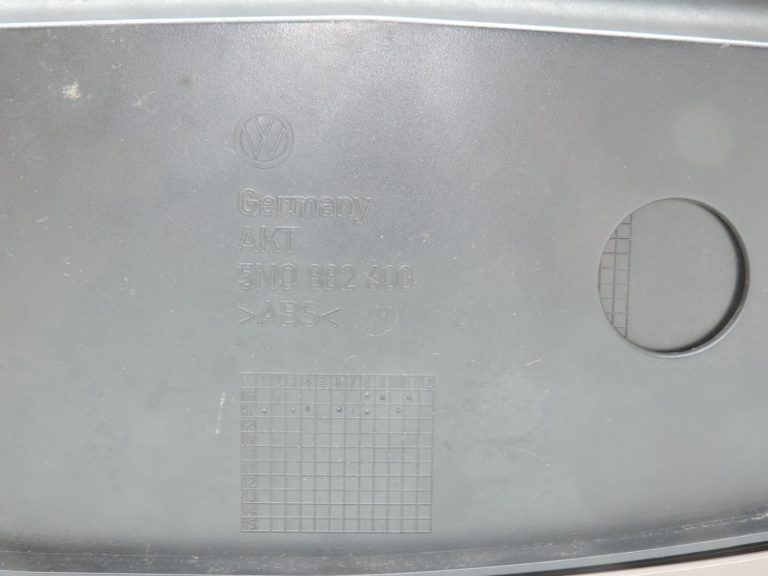 Oriģinālais VW Tiguan 5N Priekšējā labā sēdekļa nodalījums Latte Macchiato 5N0882600
