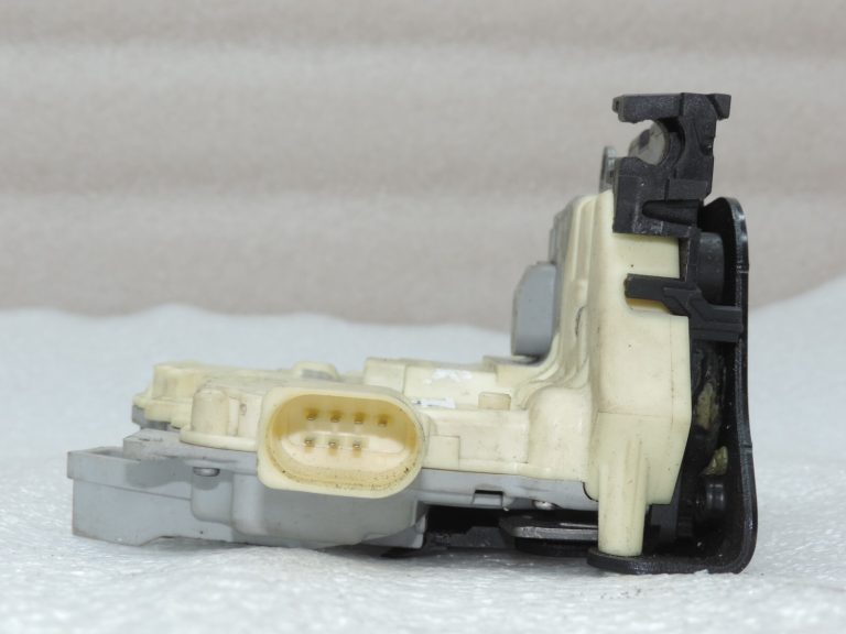 Oriģināls VW Tiguan 5N Passat B6 B7 Audi Q7 Aizmugures kreiso durvju slēdzene 3C4839015A