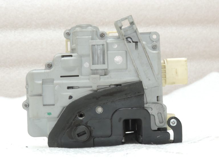 Oriģināls VW Tiguan 5N Passat B6 B7 Audi Q7 Aizmugures kreiso durvju slēdzene 3C4839015A