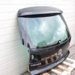 Volkswagen Tiguan 5N (2007-2012) aizmugurējā durvju konstrukcija LC9X Deep Black 5N0827025G