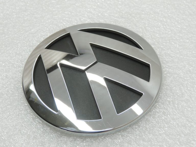 Oriģināls Volkswagen Tiguan 5N aizmugurējā vāka VW emblēma ar uzrakstu 3C9853630