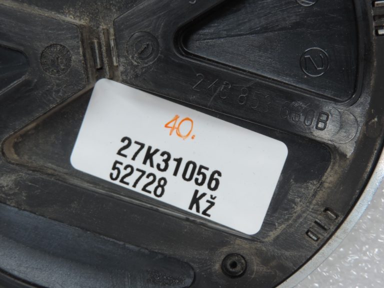 Oriģināls Volkswagen Tiguan 5N aizmugurējā vāka VW emblēma ar uzrakstu 3C9853630