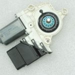 Oriģinālais Volkswagen Tiguan 5N aizmugurējā kreisā loga regulatora motors 5N0959703B