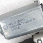Oriģinālais Volkswagen Tiguan 5N aizmugurējā kreisā loga regulatora motors 5N0959703B