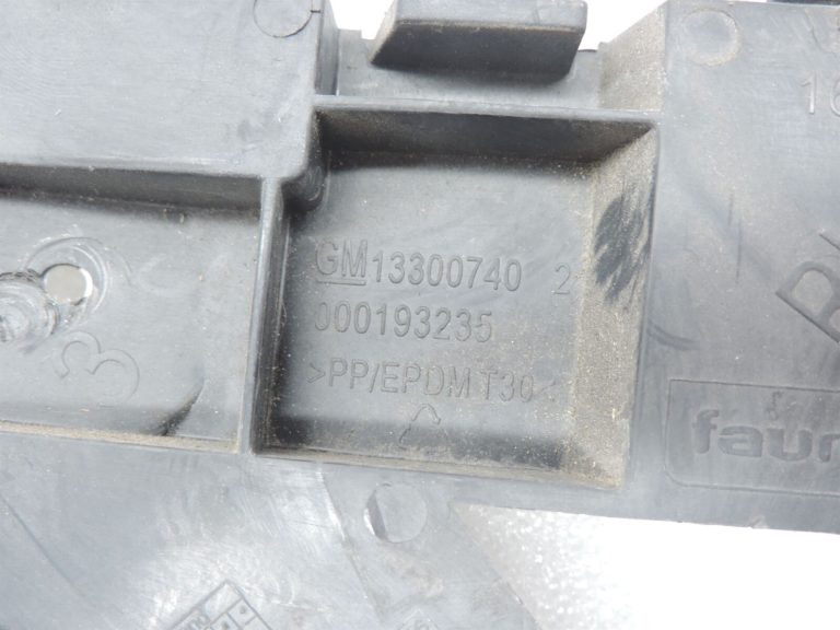 Opel Zafira C Oriģinālais aizmugurējā labā bampera kronšteins 13300739