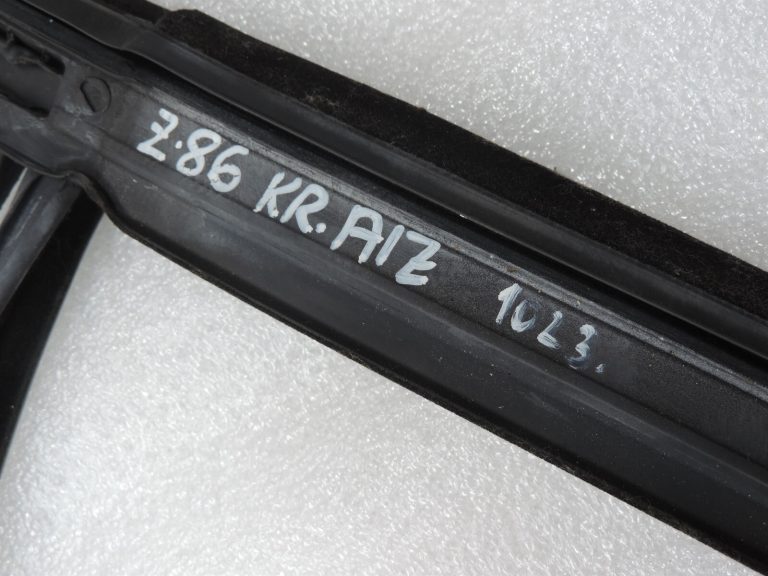 Opel Zafira C Aizmugurējo kreiso durvju blīvējums Durvju blīvējuma gumija 13260087