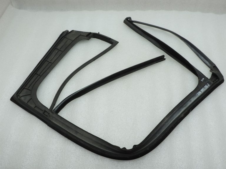 Opel Zafira C Aizmugurējo labās puses durvju blīvējums Durvju blīvējuma gumija 13260088