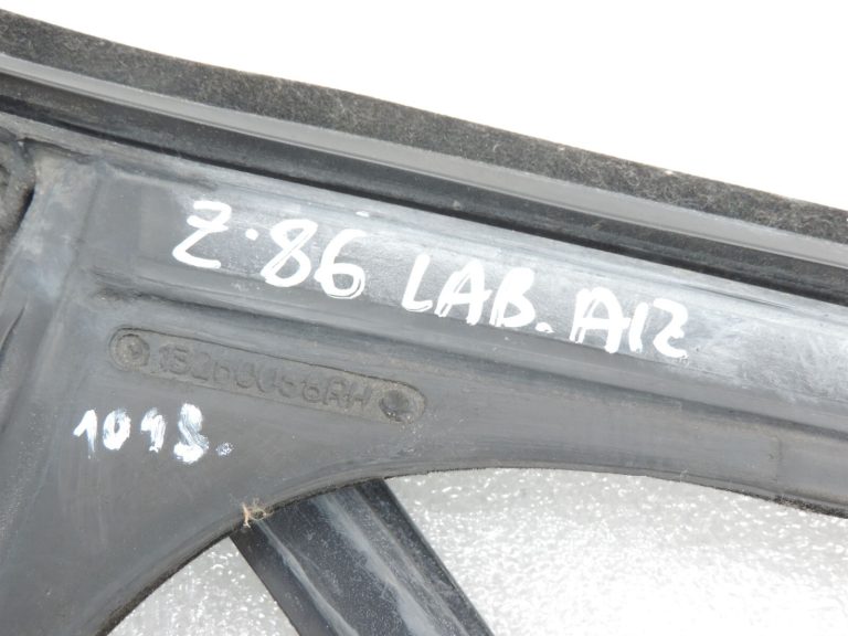 Opel Zafira C Aizmugurējo labās puses durvju blīvējums Durvju blīvējuma gumija 13260088