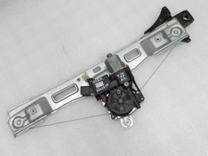 Opel Zafira C Original aizmugurējā kreisā loga regulatora motora saikne 13260141