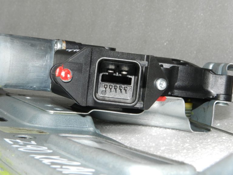 Opel Zafira C Original aizmugurējā kreisā loga regulatora motora saikne 13260141