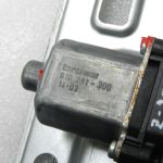 Opel Zafira C Original aizmugurējā kreisā loga regulatora motora saikne 13260141