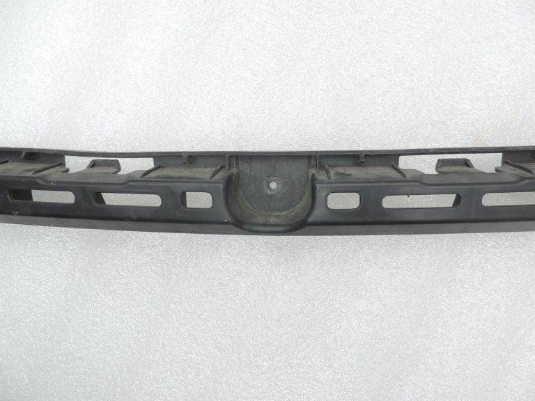 Opel Zafira C Aizmugurējā bampera centra kronšteins 13300735