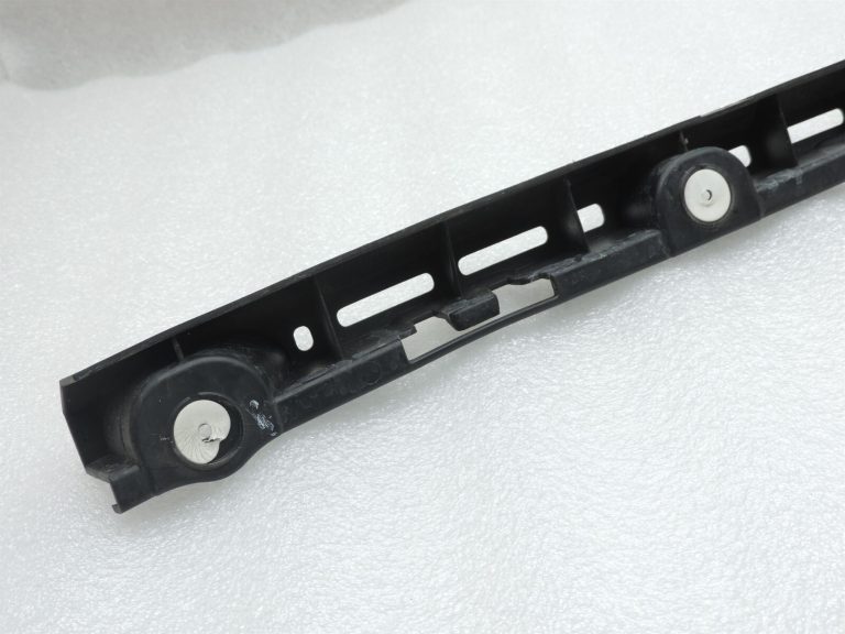 Opel Zafira C Aizmugurējā bampera centra kronšteins 13300735