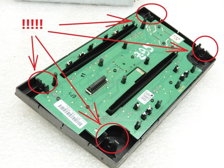 Neliels defekts OPEL Astra H Zafira B Radio CD70 Navi 13283223 “neprecējies”