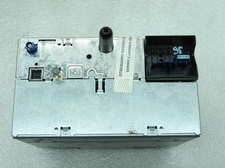 Neliels defekts OPEL Astra H Zafira B Radio CD70 Navi 13283223 “neprecējies”