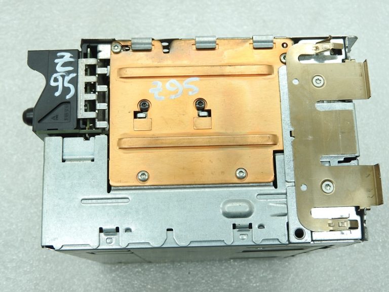 Neliels defekts OPEL Astra H Zafira B Radio CD70 Navi 13283223 “neprecējies”
