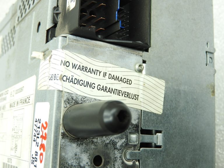 Neliels defekts OPEL Astra H Zafira B Radio CD70 Navi 13283223 “neprecējies”
