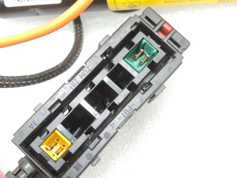 Opel Zafira B Priekšējā kreisā drošības jostas sprādze 93186247 5197599 13127266 13130023