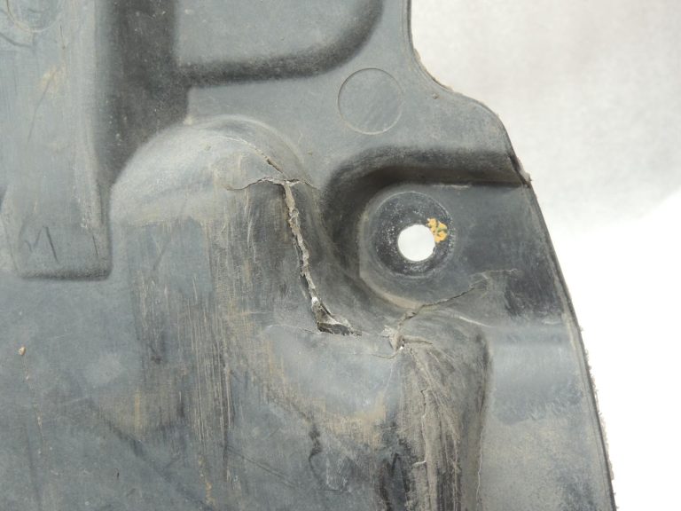 Oriģinālā Mercedes Benz W205 OM651 apakšējās daļas aizsardzība A2055240230 DEFECTIVE