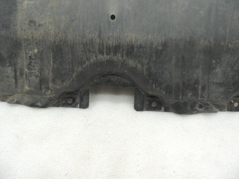 Oriģinālā Mercedes Benz W205 OM651 apakšējās daļas aizsardzība A2055240230 DEFECTIVE
