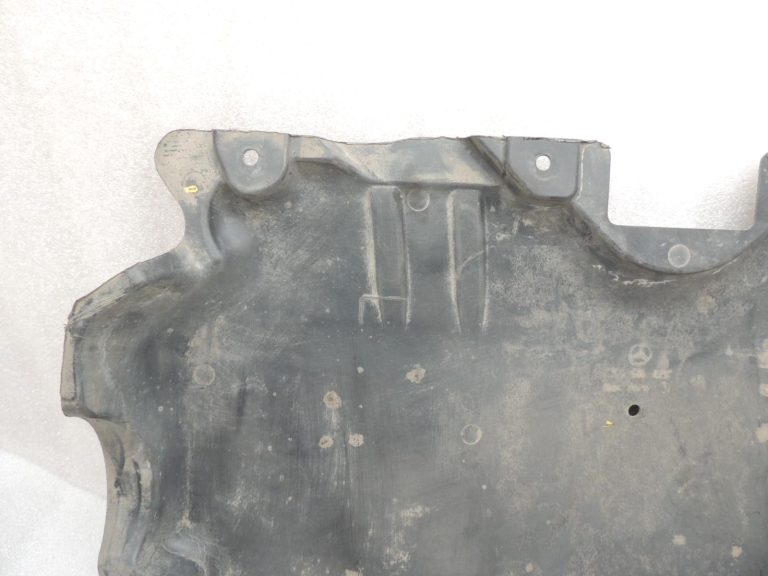 Oriģinālā Mercedes Benz W205 OM651 apakšējās daļas aizsardzība A2055240230 DEFECTIVE