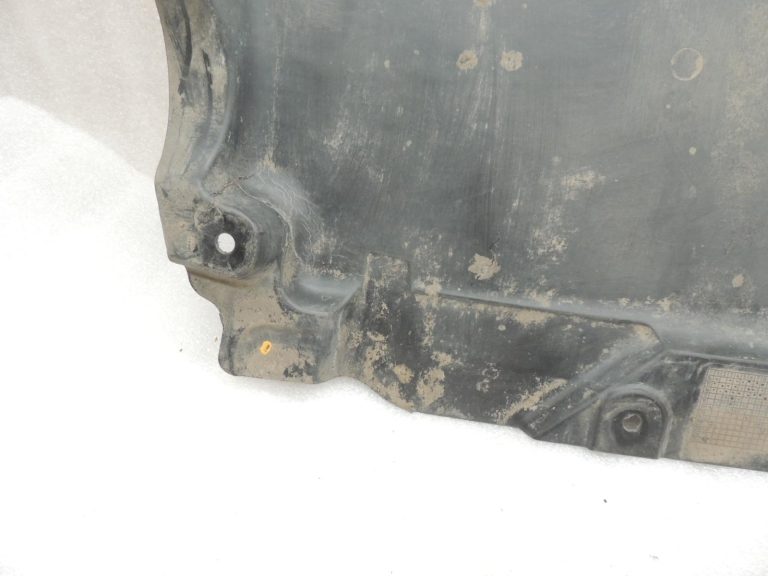 Oriģinālā Mercedes Benz W205 OM651 apakšējās daļas aizsardzība A2055240230 DEFECTIVE