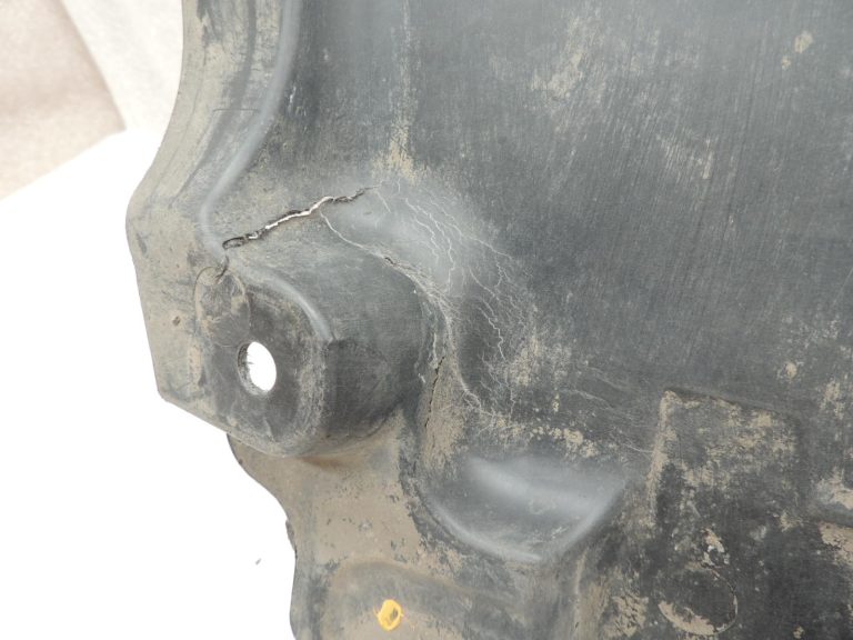 Oriģinālā Mercedes Benz W205 OM651 apakšējās daļas aizsardzība A2055240230 DEFECTIVE
