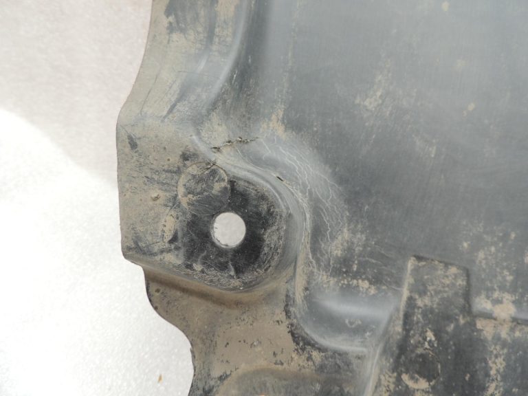 Oriģinālā Mercedes Benz W205 OM651 apakšējās daļas aizsardzība A2055240230 DEFECTIVE