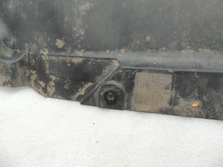Oriģinālā Mercedes Benz W205 OM651 apakšējās daļas aizsardzība A2055240230 DEFECTIVE