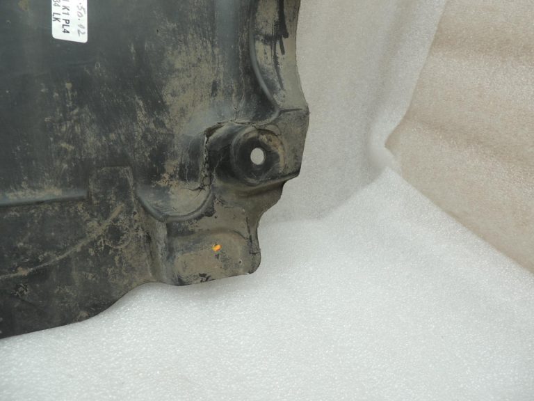 Oriģinālā Mercedes Benz W205 OM651 apakšējās daļas aizsardzība A2055240230 DEFECTIVE