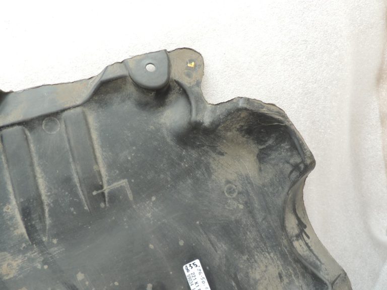 Oriģinālā Mercedes Benz W205 OM651 apakšējās daļas aizsardzība A2055240230 DEFECTIVE