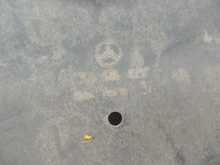 Oriģinālā Mercedes Benz W205 OM651 apakšējās daļas aizsardzība A2055240230 DEFECTIVE