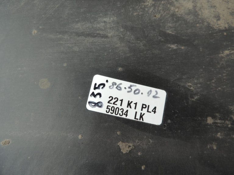 Oriģinālā Mercedes Benz W205 OM651 apakšējās daļas aizsardzība A2055240230 DEFECTIVE