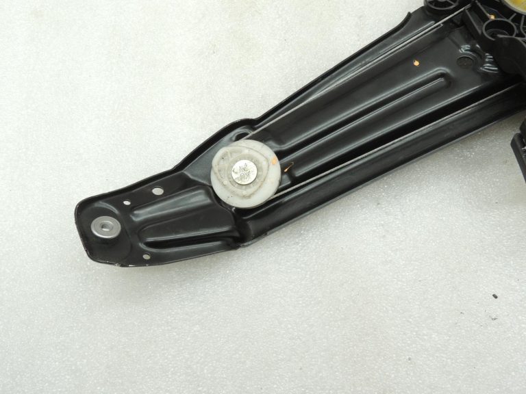 Oriģinālais BMW 5. sērijas F10 F11 F18 aizmugurējā kreisā loga regulators 51357182613, 7182613