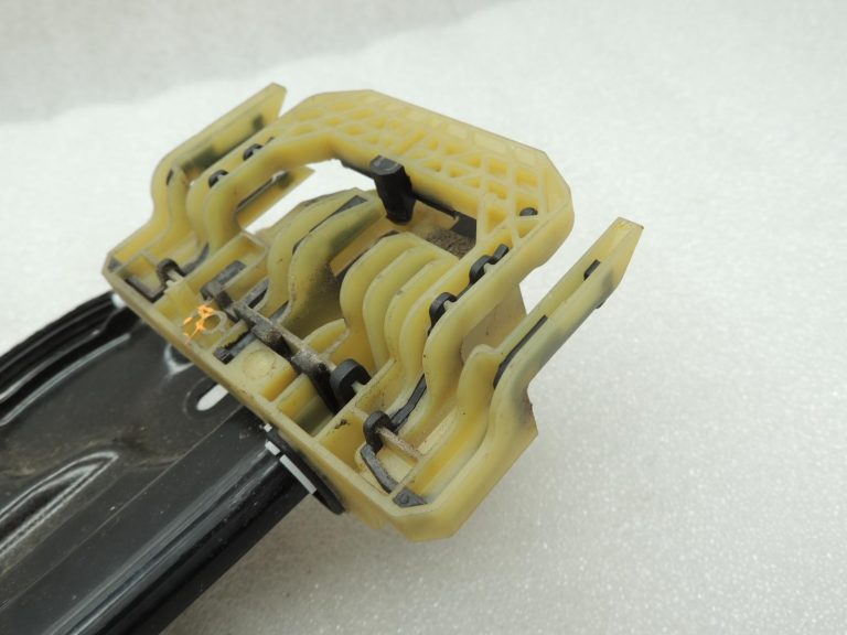 Oriģinālais BMW 5. sērijas F10 F11 F18 aizmugurējā labā loga regulators ar motoru 51357182614
