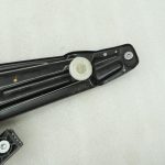 Oriģinālais BMW 5. sērijas F10 F11 F18 aizmugurējā labā loga regulators ar motoru 51357182614