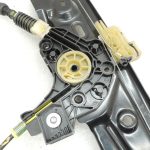 Oriģinālais BMW 5. sērijas F10 F11 F11 F18 priekšējā labā loga regulatora mehānisms 51337182132