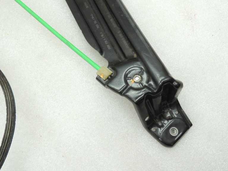 Oriģinālais BMW 5. sērijas F10 F11 F18 priekšējais labās puses loga regulators ar motoru 51337182132