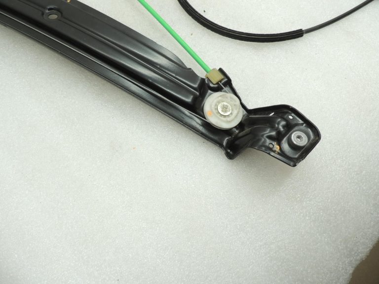 Oriģinālais BMW 5. sērijas F10 F11 F18 priekšējais labās puses loga regulators ar motoru 51337182132