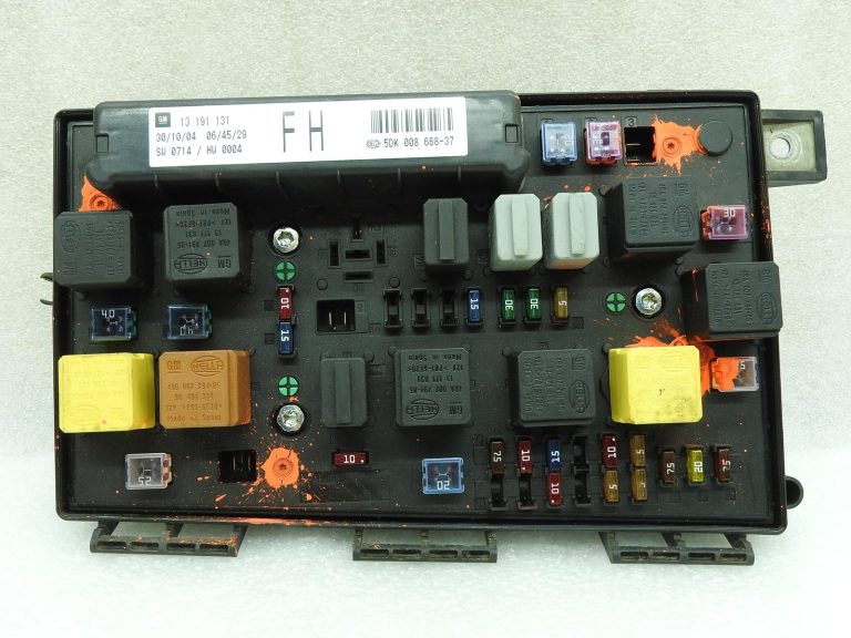 Opel Zafira B Astra H Drošinātāju kārba, atiestatīts 13191131 FH
