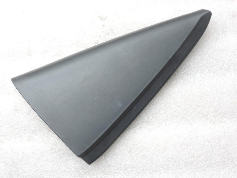 Oriģinālais 2011-2020 Toyota Yaris P13 aizmugurējo durvju vāks labās puses iekšpusē
