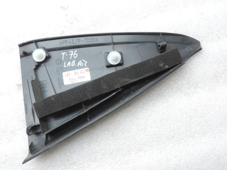 Oriģinālais 2011-2020 Toyota Yaris P13 aizmugurējo durvju vāks labās puses iekšpusē