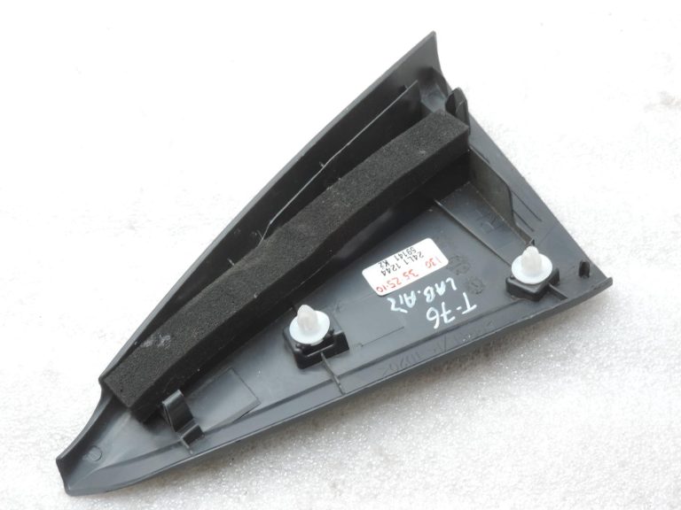 Oriģinālais 2011-2020 Toyota Yaris P13 aizmugurējo durvju vāks labās puses iekšpusē