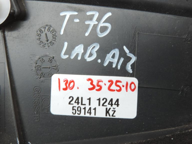 Oriģinālais 2011-2020 Toyota Yaris P13 aizmugurējo durvju vāks labās puses iekšpusē