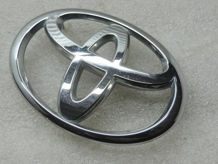 Oriģināla Toyota Yaris P13 aizmugurējo durvju aizmugurējā emblēma ar aizmugurējās durvis logotipu 2014-2020
