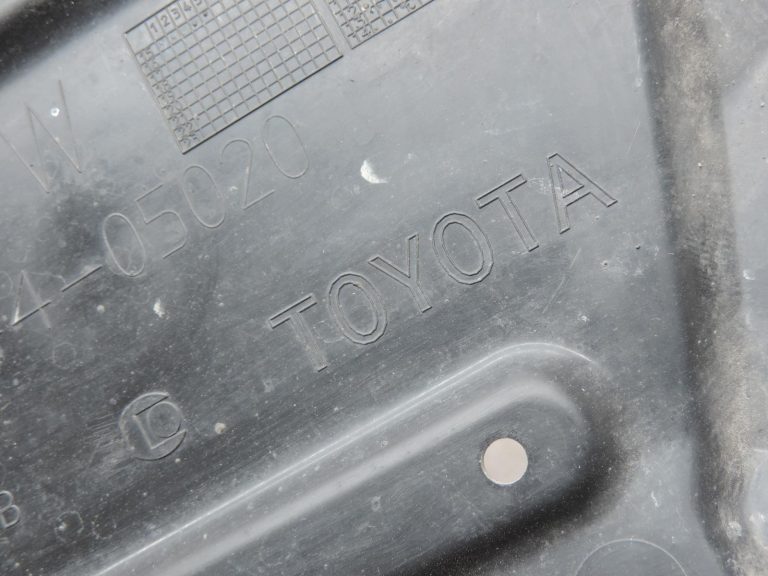 Oriģināla Toyota Avensis T27 apakšējā paneļa apdare kreisajā pusē