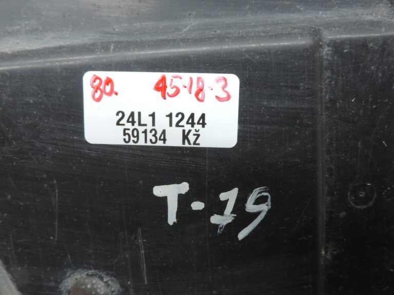Oriģināls Toyota Avensis T27 apakšējā paneļa centrs