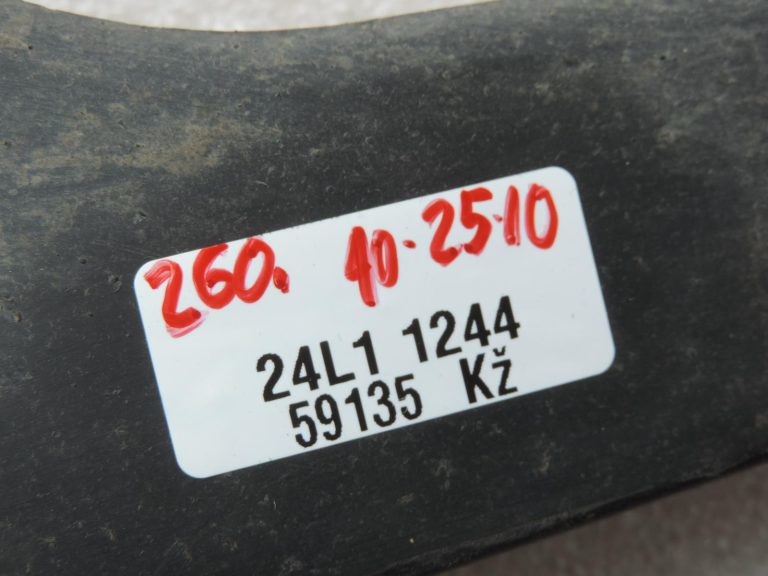 Toyota Avensis T27 priekšējo dubļu sargu komplekts
