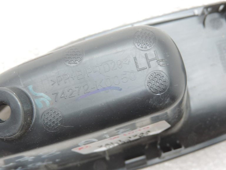 Oriģināls Toyota Yaris XP210 Aizmugurējo kreiso durvju vāka roku balsts